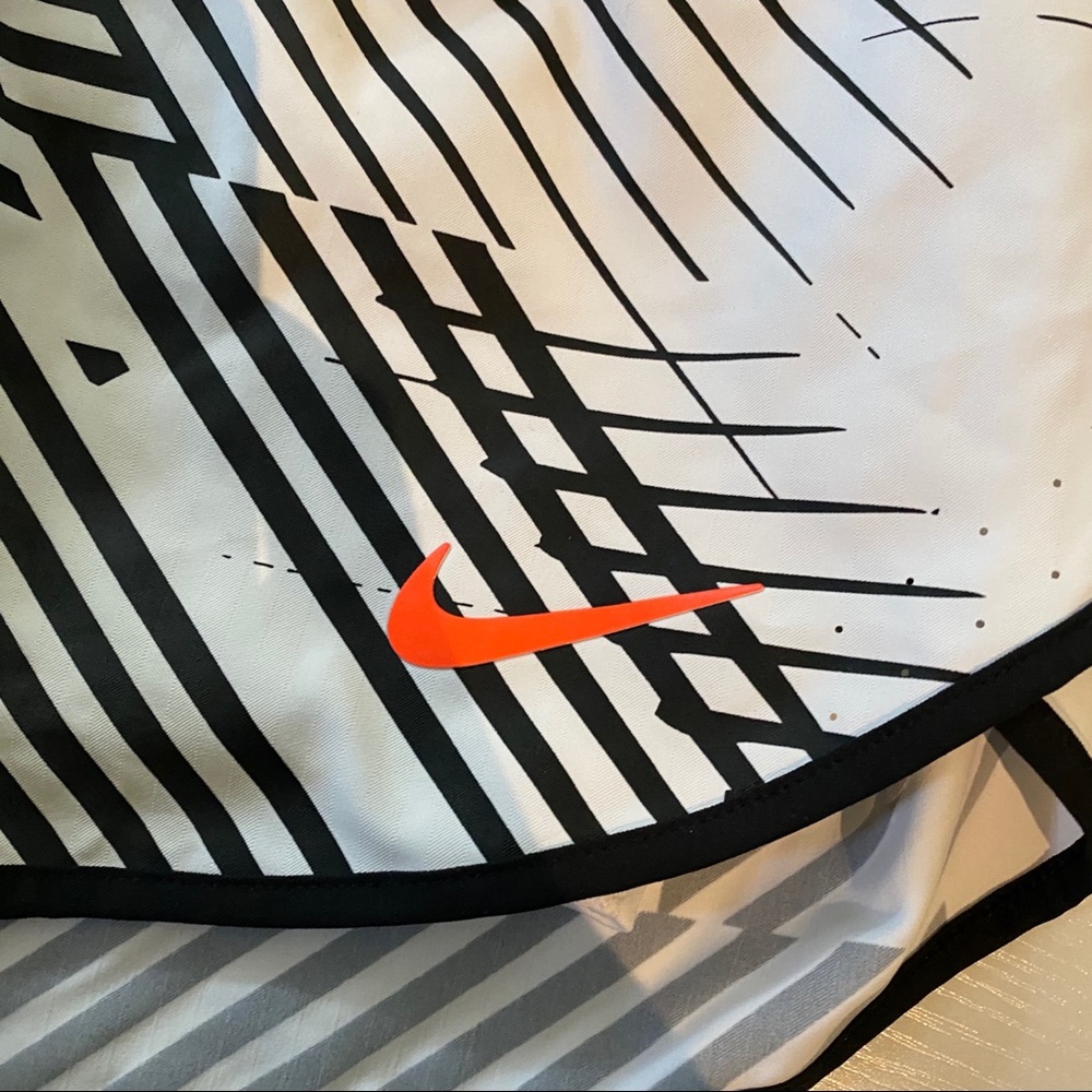 Nike Dry-Fit shorts white with black stripes - Picture 2 of 7
